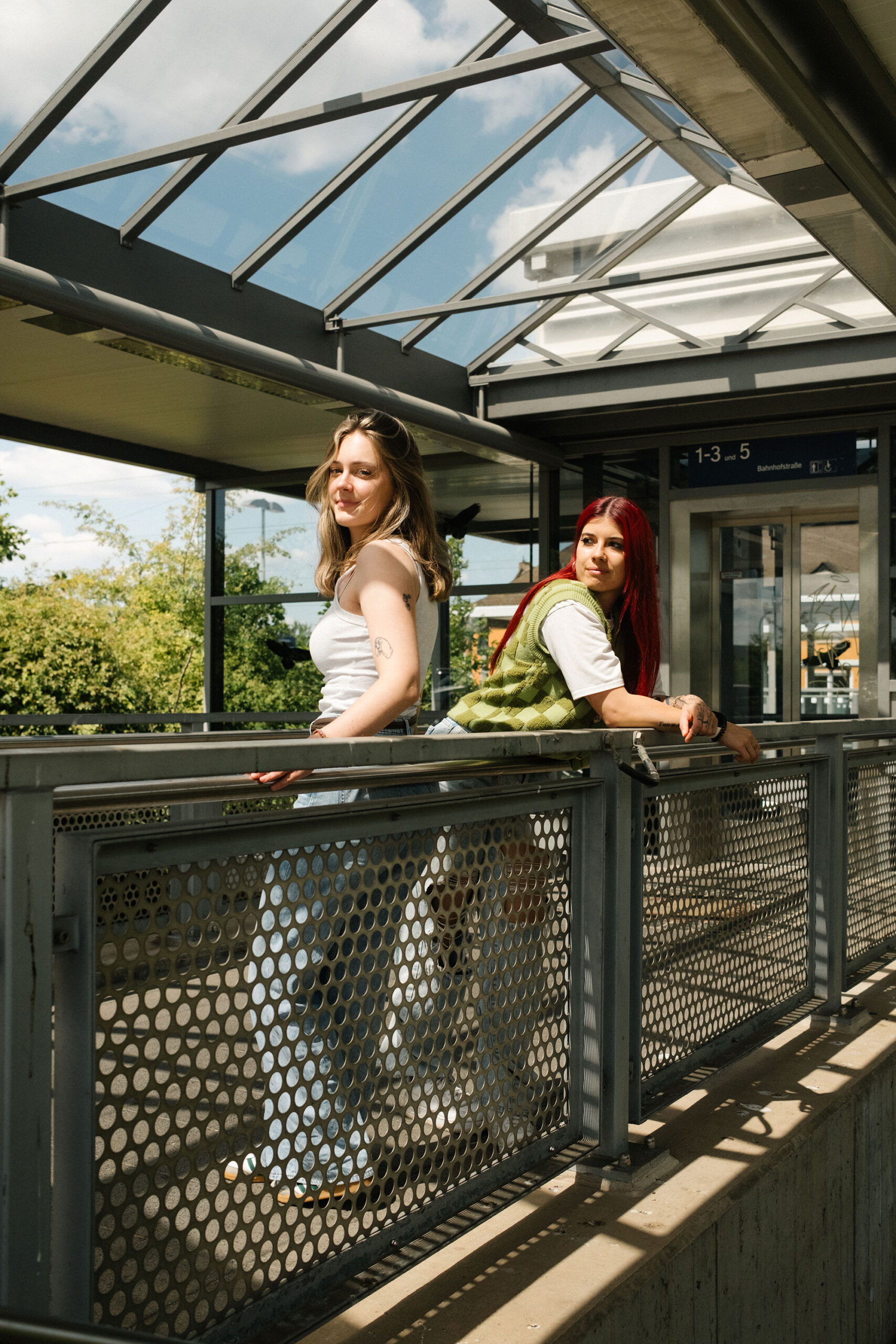 Zwei Teammitglieder von new media labs auf der Straße in Köln