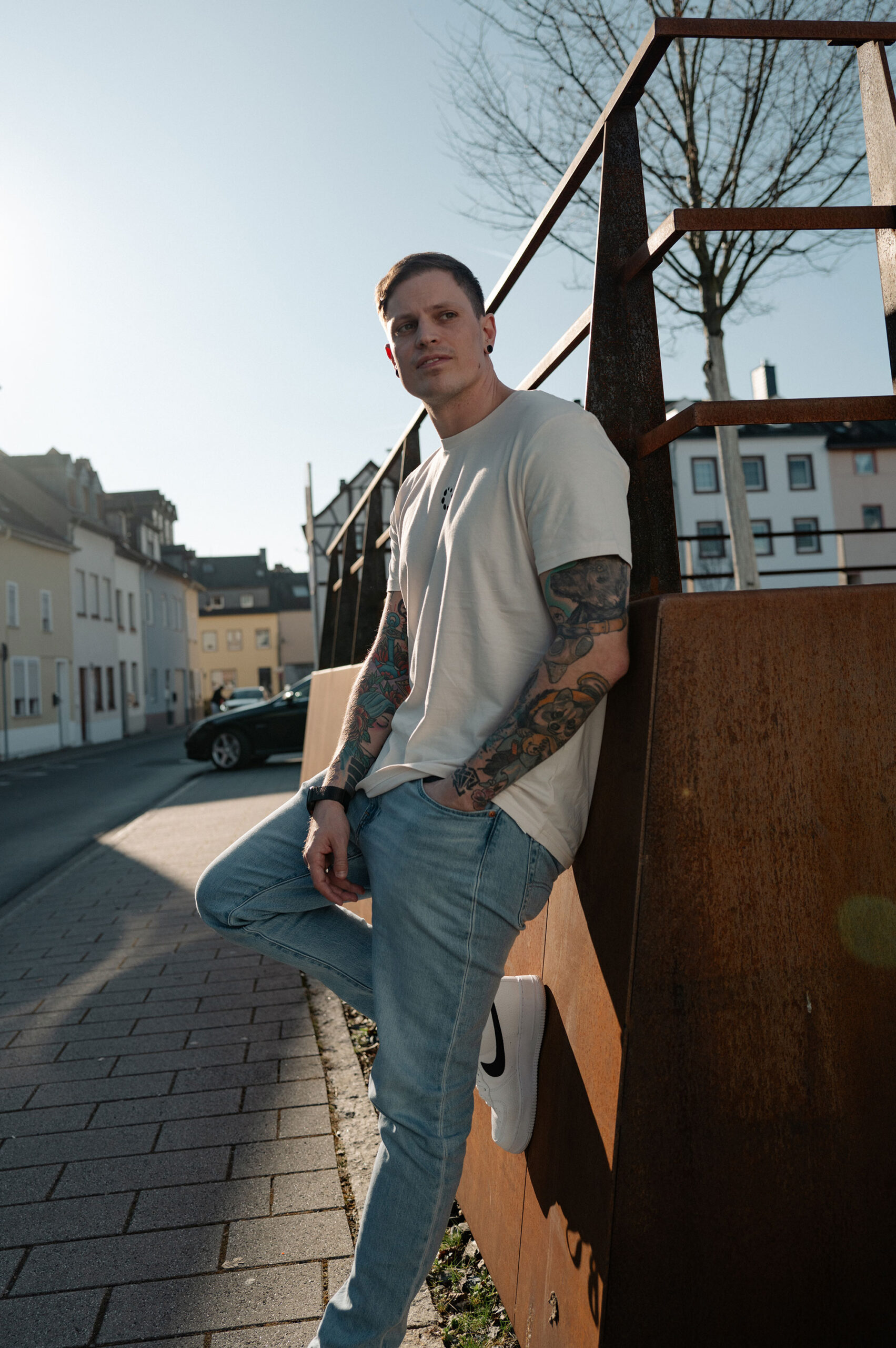 Gründer von new media labs vor einem Hauseingang