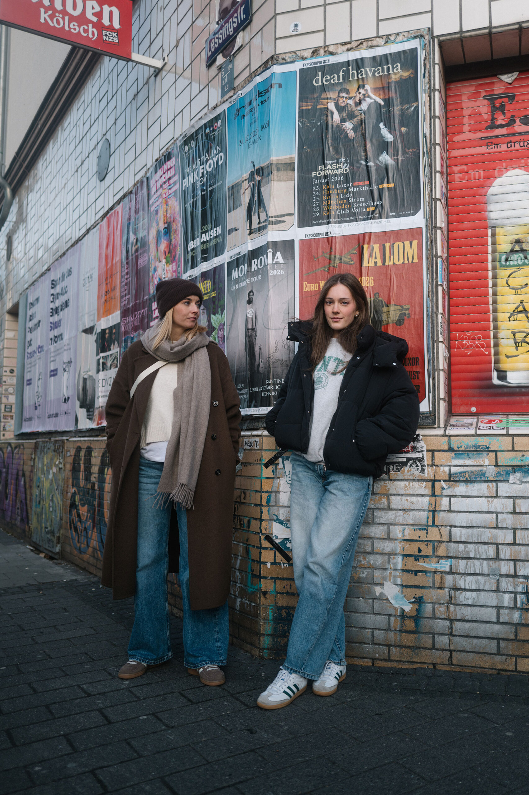 Gründer von new media labs auf dem Sofa im Büro