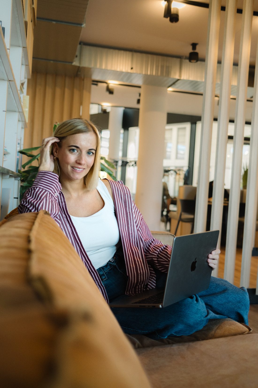 Anika, Ansprechpartnerin bei sevenpress, mit Notebook