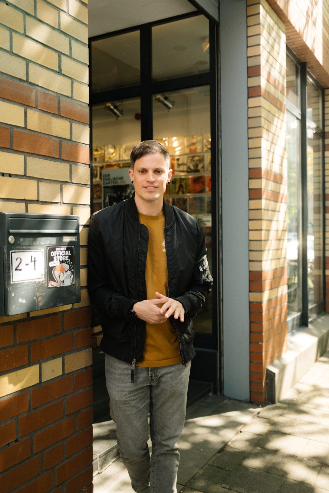 Gründer von new media labs vor einem Hauseingang