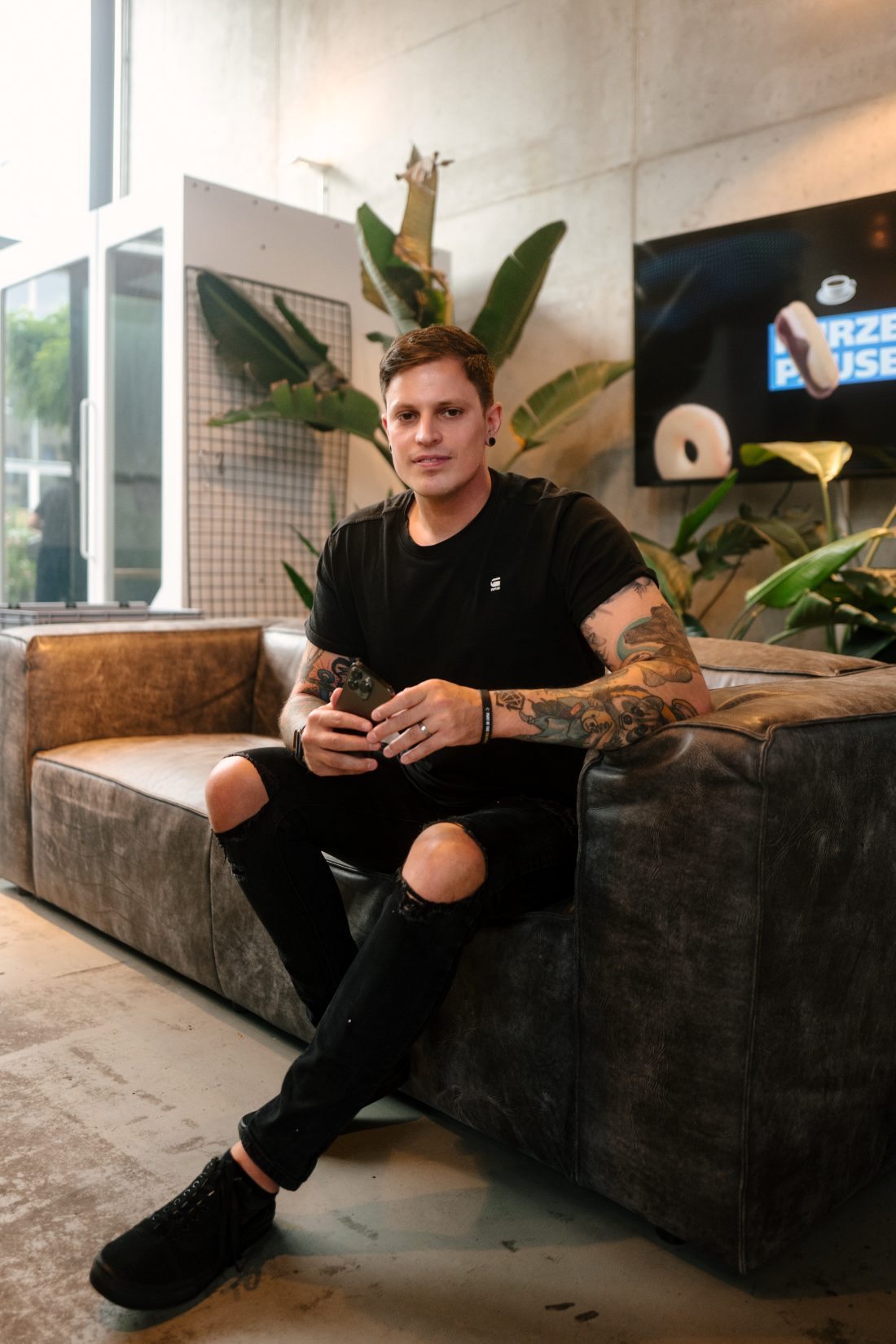 Gründer von new media labs auf dem Sofa im Büro